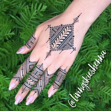 565 Likes, 17 Comments - Meryn Kerney (@livingskieshenna) on Instagram: “✨🌿Loved putting my spin on an amazing design by @artsofzaman for the #beautesdailleurschallenge 🌸 I…” Henna Motive, Henna Leg Tattoo, Henna Videos, Hand Mehendi, Polynesian Tattoos Women, Unique Tattoos For Women, Henna Style Tattoos, Arabic Henna Designs, Henna Inspired Tattoos