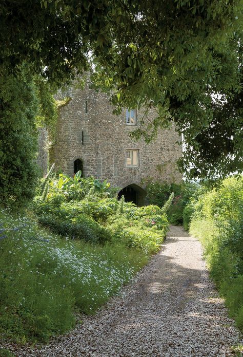 Medieval Garden, Medieval Magic, Norman Castle, Garden Sanctuary, Tattoo Plant, Prairie Garden, English Home, Landscape Designers, Castle Garden