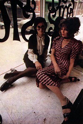 Lee Bender with one of her models (I love seeing the Bus Stop shop window). Biba Clothing, Biba Fashion, Barbara Hulanicki, 70s Costume, Zandra Rhodes, Ossie Clark, 70s Glam, Retro Inspiration, Swinging London