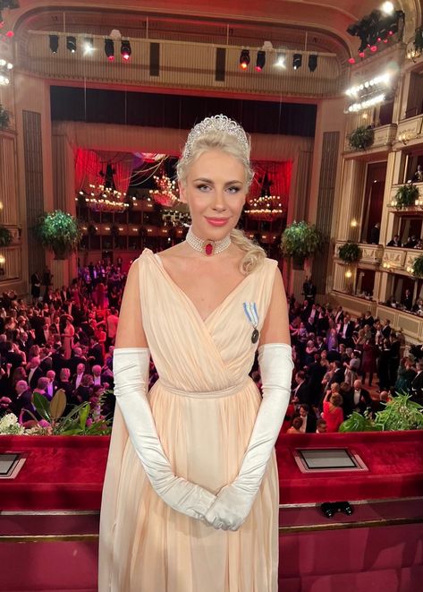 Princess Angelika Jarosławska Sapieha attend Wiener Opernball (Vienna Opera Ball) at the Staatsoper (State Opera House) – the most important ball in Vienna. A special moment in debutantes life. The ball has a long and illustrious history. It dates back to the mid-19th century when it first began as a celebration of the arts and culture. Once a year, Wiener Staatsoper turns into the world’s most beautiful and elegant ballroom for the Vienna State Opera. Vienna Ball Gown, Vienna Opera Ball, Vienna Ball, Vienna State Opera, Ball Aesthetic, Vienna, Ballroom, Culture Art, Opera House