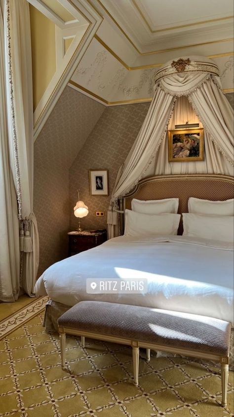 Old Money Bed, Paris Bedroom, Old Manor, Living In Europe, Hotel Architecture, Parisian Apartment, Pretty Room, English House, Luxury Homes Dream Houses