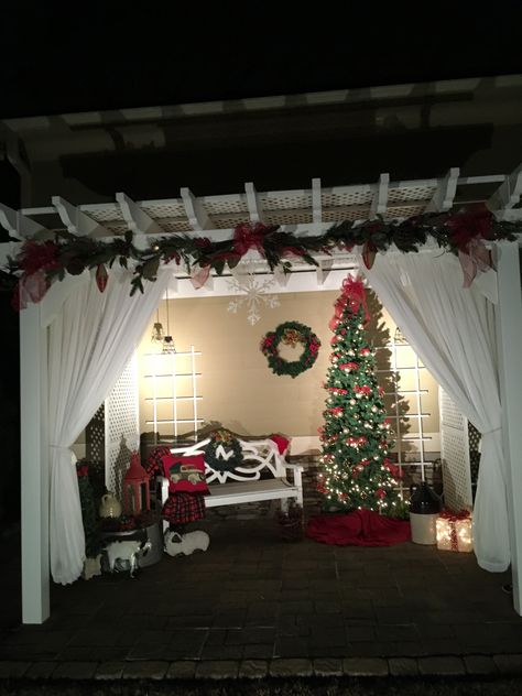 Christmas Decor Ideas For Gazebo, Christmas Pergola Decorations, Pergola Christmas Decorations, Christmas Gazebo Decor, Christmas Pergola, Pergola Decorating Ideas, Christmas Gazebo, Christmas Porches, Pergola Decorations