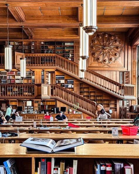 The wooden interiors of the reading room of KU Leuven (Katholieke Universiteit Leuven). The reading room, designed by Belgian architect Henry Lacoste, bustles with carved ornamentation that reflects its creator’s distinctive aesthetic vision. 🎟️ entry fee 2 euro or combo ticket 8 euro if you also want to climb the Library tower 📍 Monseigneur Ladeuzeplein 21, 3000 Leuven ©️ @myprettybelgium Erasmus Aesthetic, Leuven University, Ku Leuven, Architecture Events, Leuven Belgium, Coffee Lifestyle, Uni Life, Reading Room, Travel And Tourism