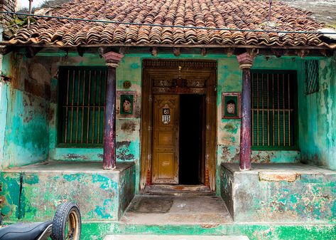 Old Tamil-Style House, Pondicherry | Flickr - Photo Sharing! Indian Old House, Old Village House Design Indian, Old Village House Design, Old Indian Houses, Indian Village House, Tamil Architecture, Tamil House, Old Traditional House, Old Village House