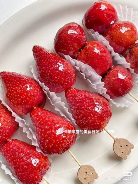 Strawberry Tanghulu, Fruits Dessert, Candied Fruits, Kawaii Dessert, Pretty Dessert, Healthy Food Motivation, H U, Kawaii Food, Cute Desserts