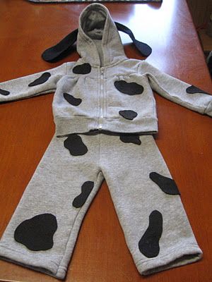 A Handmade Halloween Costume puppy costume with sweat suit. I would make the spots smaller, use a white sweat suit, and put pink fabric under the ears. Toddler Dog Costume, Puppy Costume For Kids, Dog Costumes For Kids, Puppy Halloween Costumes, Meme Costume, Handmade Halloween Costumes, Carnaval Costume, Puppy Costume, Diy Dog Costumes