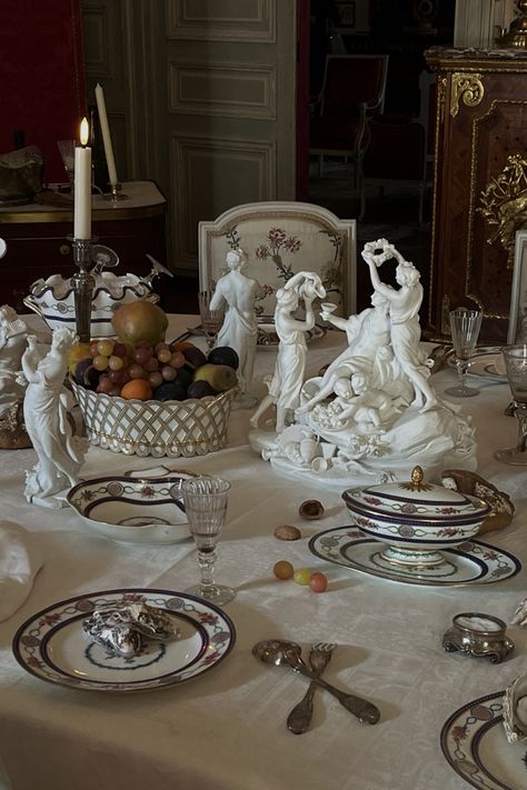 dream tablescape Regency Tablescape, Luxury Dinner Party, Extra Long Dining Table, Moody Tablescape, Dining Room Table Settings, Medieval Banquet, Russian Interiors, Dinner Party Table, Elegant Dinner