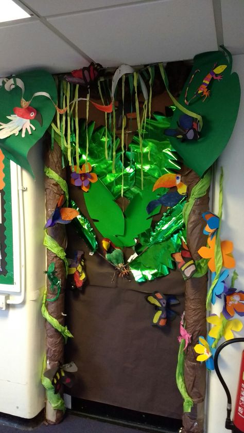 Rainforest themed door Rainforest Background, Rainforest Preschool, Rainforest Classroom, Transitional Kindergarten, Class Decoration, Rain Forest, Decoration Ideas, Kindergarten, Preschool