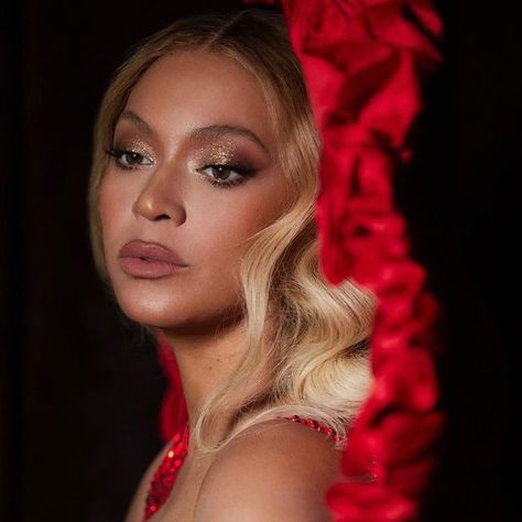 Beyonce Make Up Looks, Beyonce Aesthetic Icon, Beyonce Makeup Looks, Beyonce Look Alike, Beyonce Selfie, Beyoncé Makeup, Beyonce Face, Beyonce Makeup, Facial Art