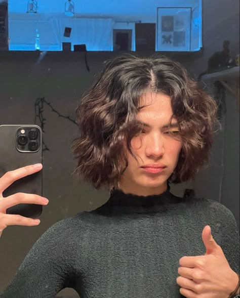 Wavy Layered Hair, Mirror Selfie Aesthetic, Women's Haircut, Heavy Hair, Short Wavy Haircuts, Trending 2023, Selfie Aesthetic, Wavy Haircuts, Hair Inspiration Short