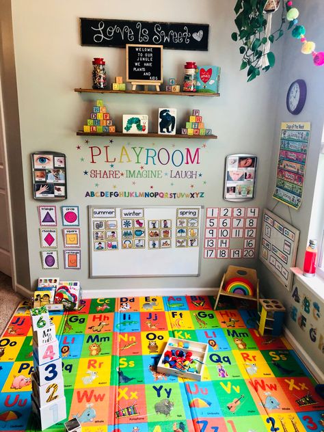 Learning Areas Preschool, Playroom And Learning Room, Playroom Learning Ideas, Living Room Setup For Small Space, Home School Playroom, Preschool Classroom At Home, How To Decorate Daycare Room, Small Home Childcare Room Ideas, Homeschool And Toy Room