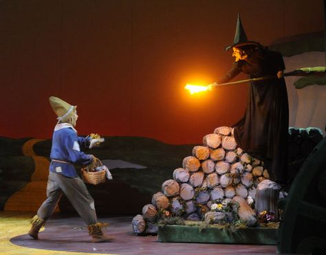 like the wood pile and fire on broom Oz Aesthetic, Wizard Of Oz Witch, Wizard Of Oz Play, Wizard Oz, Wizard Of Oz Musical, Fraidy Cat, Production Ideas, Witches Castle, Stage Ideas