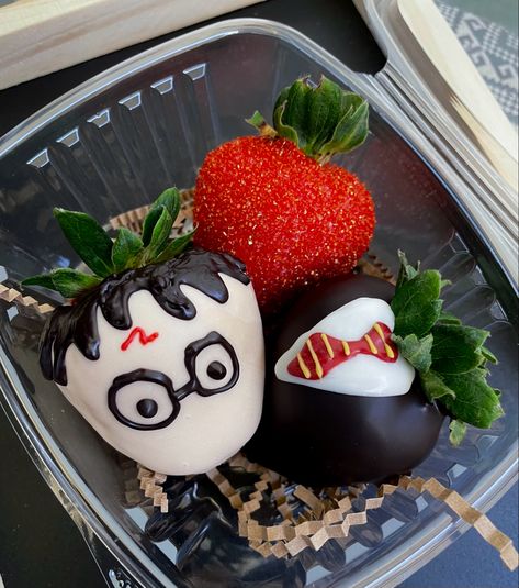 Made by @daydreambycheli Harry Potter Strawberries, Cooking Therapy, Treat Maker, Strawberry Ideas, Treat Business, Strawberry Recipe, Festive Baking, Chocolate Covered Strawberry Recipe, Fresh Fruit Cake