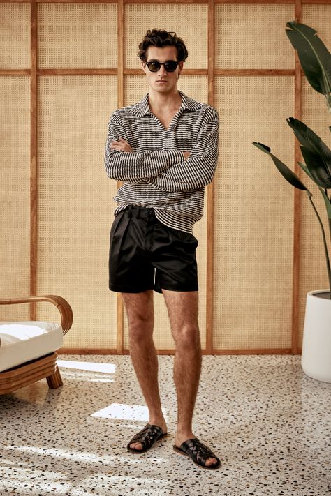 Todd Snyder - Spring 2024 Menswear https://www.vogue.com/fashion-shows/spring-2024-menswear/todd-snyder/slideshow/collection#37 Men Resort Wear Outfit, Brazil Summer, Resort Wear Men, Mens Resort Wear, Mens Inspo, Sweatshorts Shorts, 2024 Menswear, Guayabera Shirt, Vogue Men