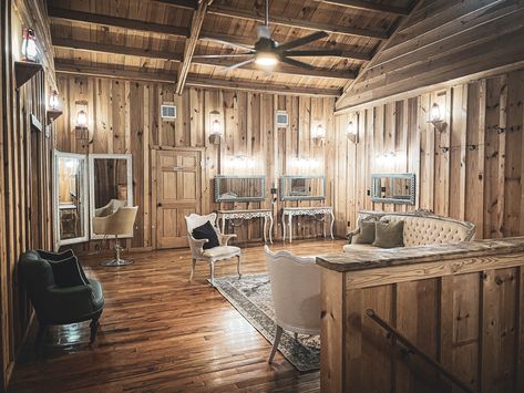 Sage Hall Bridal Suite Grooms Suites, Grooms Suite Ideas, Bridal Suite Room, Bnb Ideas, Wooden Lodges, Barn Layout, Grooms Room, Wedding Bathroom, Ranch Weddings