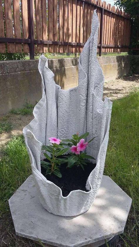 Concrete Planter Ideas, Diy Cement Planters, Cement Flower Pots, Diy Concrete Planters, Cement Garden, نباتات منزلية, Concrete Planter, Cement Planters, Concrete Pots