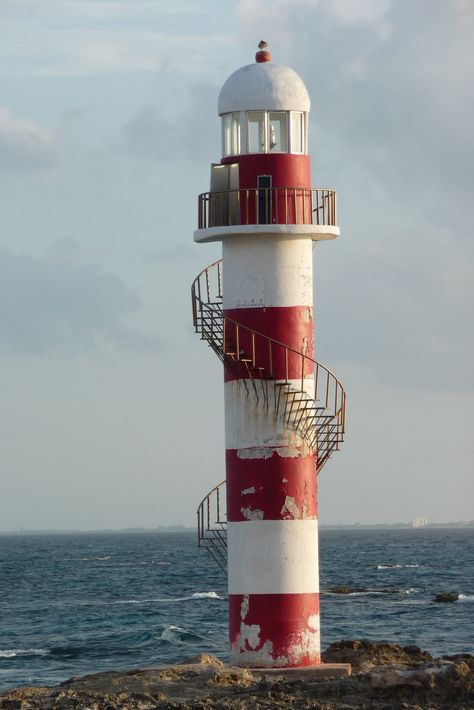 Cancun lighthouse - the stairs are on the outside! Lighthouse Staircase, Lighthouse Stairs, Lighthouse Design, Lighthouse Lighting, Lighthouses Photography, Lighthouse Photos, Lighthouse Pictures, Yucatan Mexico, Beautiful Lighthouse