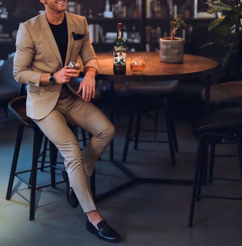 Men Bar Outfit, Bar Outfit Men, Pub Outfits, Bar Clothes, Saturday Outfit, Bar Outfits, Bar Outfit, Cream Colour, Mens Fashion Classy