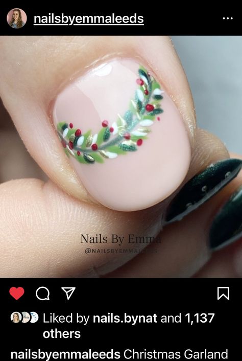 Holly Nail Design, Garland Nails, Christmas Wreath Nails, Wreath Nails, Mistletoe Wreath, Holiday Nail Designs, Amazing Nails, Holiday Nail, Xmas Nails