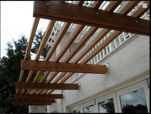 Cantilever Pergola Shade Structure, Pergola Designs Ideas, Cantilevered Pergola, Cantilever Pergola, Window Pergolas, Pergola Metal, House Awnings, Timber Pergola, White Exterior Houses