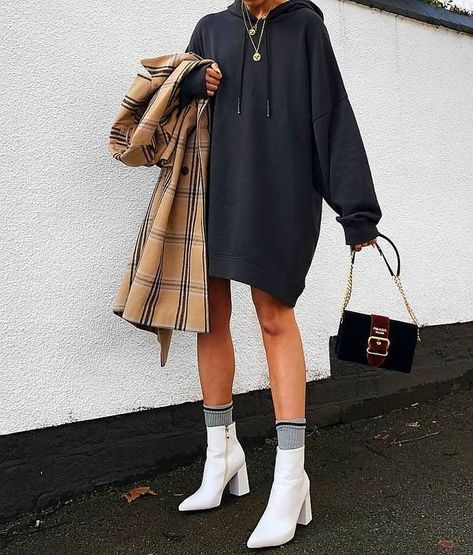 white ankle boots with socks sticking out and the perfect oversized sweater dress to go along with it Daily Dress Me, Fall Fashion Coats, Haine Diy, Street Style Bags, White Ankle Boots, White Booties, Looks Street Style, Sweatshirt Outfit, Urban Dresses