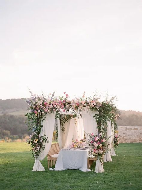 Floral Trends for 2025 - David Austin Wedding and Event Roses David Austin Wedding, Minimalist Centerpiece, Top Flowers, Fragrant Roses, Wedding Altars, Floral Trends, Floral Table Runner, David Austin Roses, Rose Fragrance