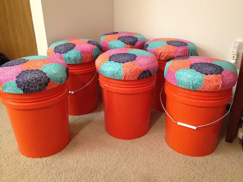 Stools for guided reading table. 5 gallon buckets and lids from Home Depot. Mattress pad, fabric and staple gun, done. Bucket Crafts, Five Gallon Bucket, Flexible Seating Classroom, Diy Bucket, 5 Gallon Buckets, Bucket Ideas, Bucket Chairs, Classroom Seating, Reading Table