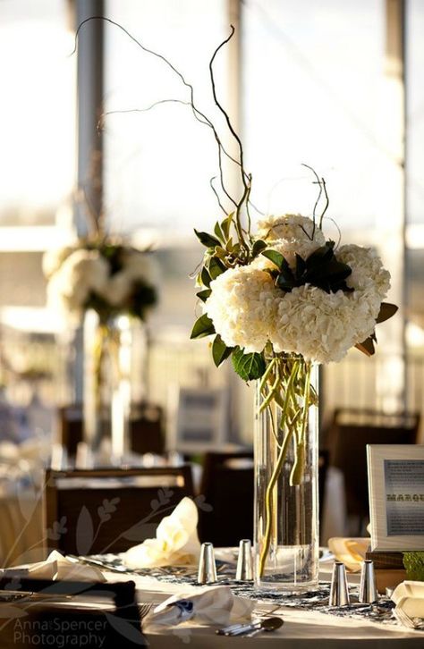 Hydrangea Centerpiece Wedding, White Flower Centerpieces, Hydrangea Centerpiece, Wedding Decorations On A Budget, Hydrangeas Wedding, Tall Centerpieces, Deco Floral, White Hydrangea, Vase Centerpieces