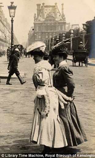 Paris, 3rd June 1906 -two well-dressed women stand in the streets of the French capital on the same day       The Parisian images were taken during Sambourne’s trip to the French capital in 1906.   Read more: http://www.dailymail.co.uk/femail/article-2173872/Edwardian-street-style-Astonishing-amateur-images-capture-fashion-women-London-Paris-century-ago.html#ixzz20o2csC7Z Paris Street Fashion, Belle Epoque Fashion, Vintage Foto's, Old Paris, Paris Vintage, Paris Photo, Foto Vintage, Vintage Paris, Photo Vintage