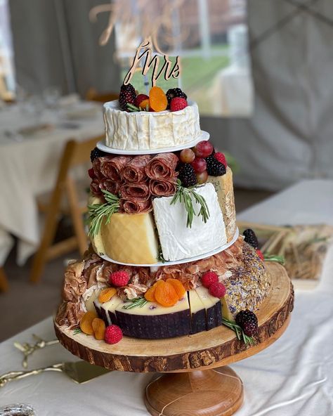 Wedding Cake Purple Ombre, Cheese Board Display, Charcuterie Wedding, Cheese Tower, Cheesecake Wedding Cake, Wedding Cheesecake, Cheese Wedding Cake, Bike Cakes, Cheese Table