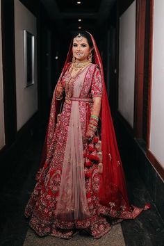 Bridal Drapes Indian, Dulhan Lehenga Wedding Bride, Wedding Lehnga Designs Latest For Bride, Dupatta Draping Style, Lehenga Dupatta Draping Style, Dupatta Draping, Pink Bridal Lehenga, Bridal Lehenga Online, Latest Bridal Lehenga