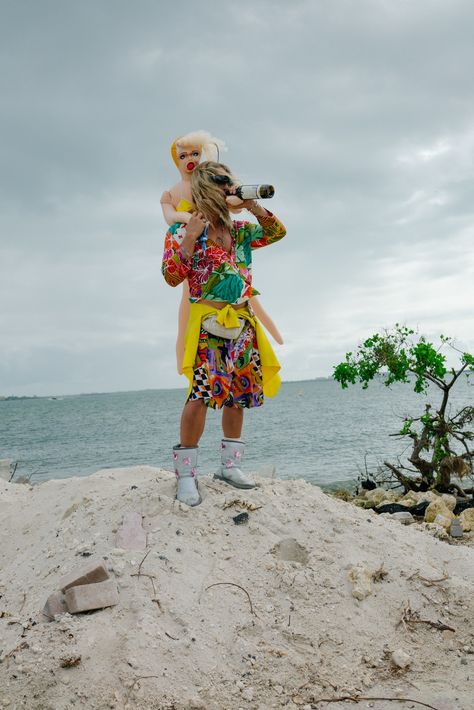 The Beach Bum’s Costume Designer Heidi Bivens Unpacks the Movie’s Most Meme-able Looks | W Magazine Beach Bum Style, Beach Bum Aesthetic, Guys Prom Outfit, Harmony Korine, Photos Bff, Christian Rock, Hallowen Costume, Isla Fisher, Green Gown