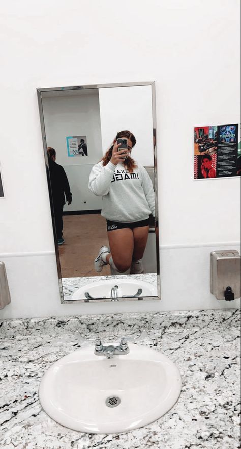 Volleyball Instagram Story, Volleyball Instagram, Mirror Picture Ideas, Cute Mirror Selfie, Ig Story Ideas, Insta Story Ideas, Cute Mirror, Highlight Ideas, Sports Highlights