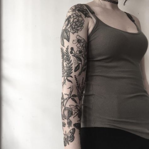 Natur Tattoo Arm, Nature Sleeve, Botanisches Tattoo, Random Tattoos, Tattoo Son, Mother Nature Tattoos, Nature Tattoo Sleeve, Tattoo Nature, Omerta Tattoo