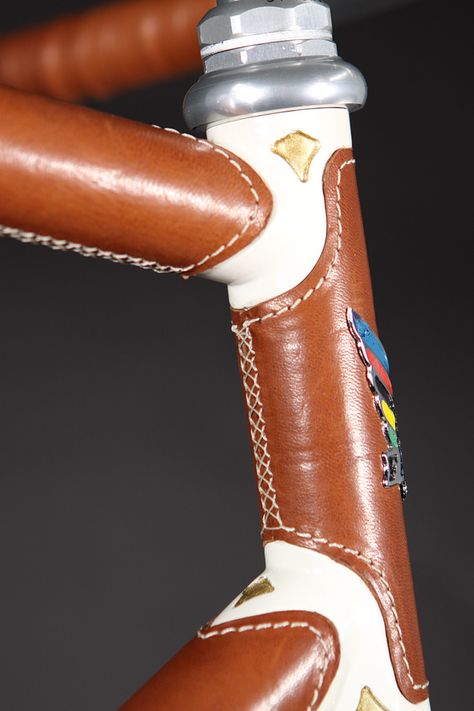 Incredibly detailed leather wrapped bicycle. Leather Bicycle Accessories, Bici Retro, Leather Bicycle, Bike Leathers, Bike Details, Retro Bicycle, Bike Tools, Fixed Gear Bike, Custom Bicycle