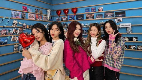 itzy ot5 landscape desktop wallpaper unedited Itzy Group Photo, Landscape Desktop Wallpaper, Itzy Group, Landscape Desktop, Itzy Ot5, Yeji Yuna, Itzy Kpop, Kpop Posters, Group Photo