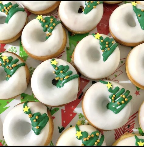 Mini Donuts Christmas Design, Grinch Donuts Ideas, Christmas Mini Donut Ideas, Christmas Theme Desserts, Christmas Donuts Ideas, Christmas Treat Ideas, Donat Glaze, Mini Donut Recipes, Holiday Donuts