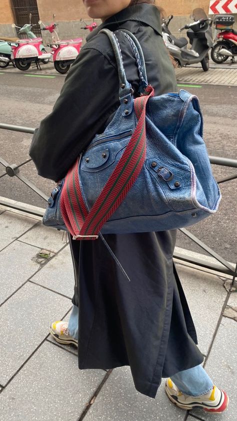 Balenciaga City Bag Outfit, Vintage Balenciaga, Oversized Bag, Stockholm Fashion, Balenciaga Bag, City Bag, Material Girls, Mode Vintage, Balenciaga City Bag