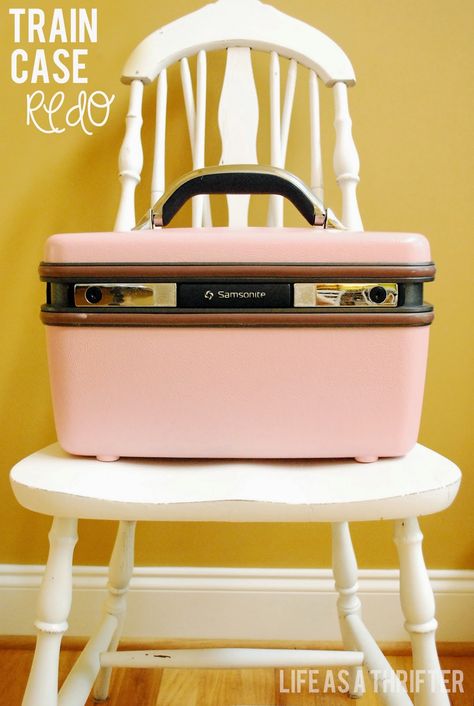 Diy Wire Basket, Old Luggage, Diy Suitcase, Vintage Train Case, Cute Suitcases, Old Suitcases, Vintage Suitcases, Makeup Train Case, Cases Diy