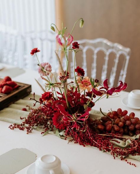 Pomegranate Tablescape, Red Tablescape, Table Still Life, Yalda Night, Red Wildflowers, Pre Wedding Photoshoot Outfit, Holiday Arrangement, Holiday Tablescapes, Wedding Table Flowers