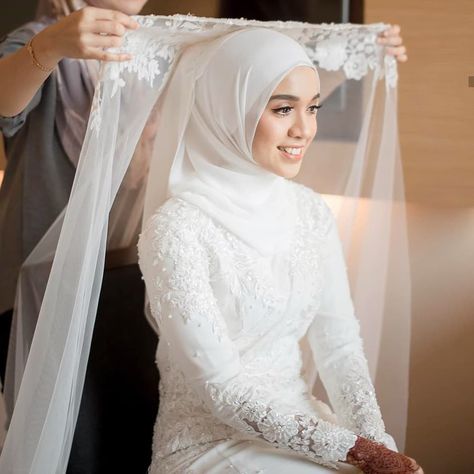 Malay Wedding Dress, Muslim Wedding Hijab, Hijab Brides, Wedding Hijab Styles, Hijab Stile, Nikah Outfit, Hijab Makeup, Muslimah Wedding Dress, Nikah Dress