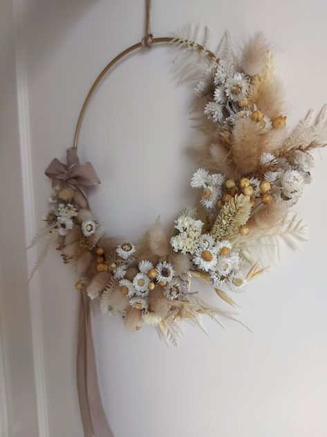 Apis Mellifera, Flower Projects, Flower Wreaths, Diy Ring, Dried Flower Wreaths, Diy Rings, Dried Flower, Flower Wreath, Hoop Wreath