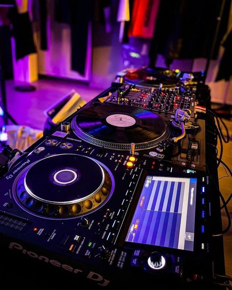 Dj Wallpaper Backgrounds, Dj Turn Table, Dj Background Hd Photo, Dj Background, Dj Pics, Batman Comic Wallpaper, Dj Art, Dj Images Hd, Dj Photos