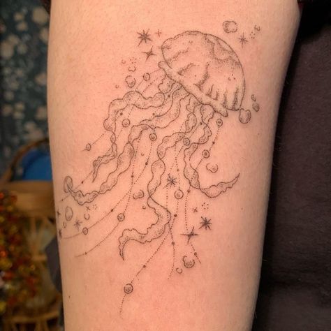 Box Jellyfish Tattoo, Jellyfish Hip Tattoo, Jellyfish Tattoo Design, Squid Tattoo, Henna Style Tattoos, Soul Tattoo, Funky Tattoos, Jellyfish Tattoo, Moth Tattoo