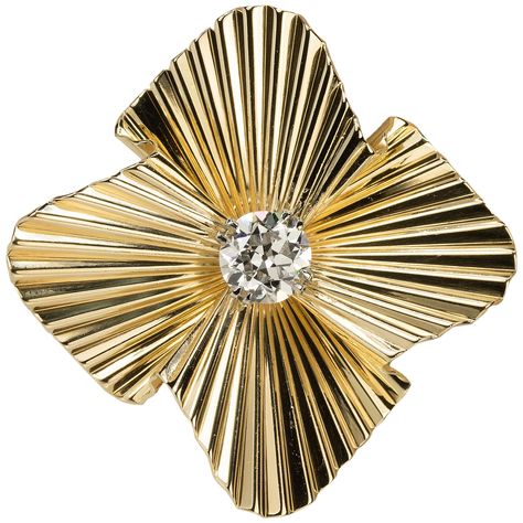 Yellow Gold circa 1950's Retro period Tiffany & Co Fan Brooch with GIA certified K color VS1 clarity 1.74 carat Old European Cut Diamond. Texture Jewelry, Glamorous Jewelry, Fine Gold Jewelry, Antique Brooches, Diamond Brooch, Retro Jewelry, Classy Jewelry, Brooch Jewelry, Gold Brooches