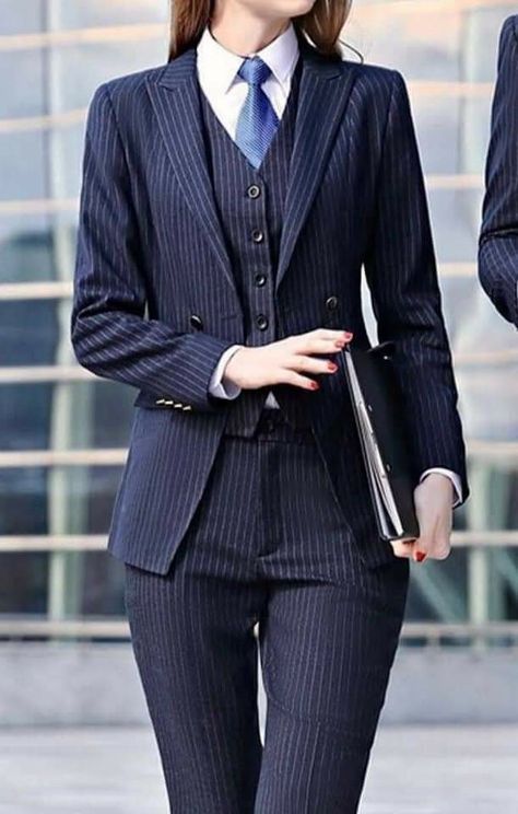 Women Wearing Ties, Woman In Suit, Tuxedo Women, 일본 패션, Woman Suit Fashion, Business Dress, Elegante Casual, Formal Suits