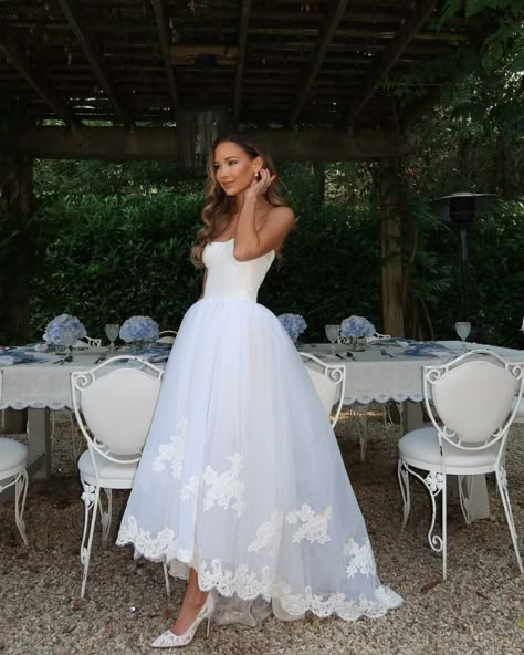 Beauty And The Beast Wedding Dresses, Italy Wedding Dress, Bar Dress, Bridal Shower Tables, Taffeta Skirt, Shower Dresses, Tulle Gown, Modern Bridal, Colored Wedding Dresses