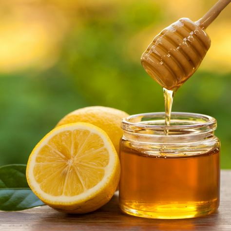 Not just for food, honey carries several magic-like powers that go beyond the perfect biscuit topping. We’ve gathered our 7 favorite (non-edible) uses for honey! Mic Dejun Rapid, Cough Syrup Recipe, Air Lemon, Homemade Cough Syrup, Lemon Face Mask, Sistem Pencernaan, Blackhead Remedies, Help Hair Growth, Wajah Glowing