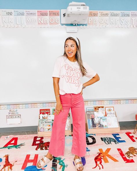 Kindergarten Teacher First Day Of School Outfit, Fun Kindergarten Teacher Outfits, Cute Kindergarten Teacher Outfits, First Day Of School Outfit Teacher, Practicum Outfit, Back To School Teacher Outfits, Elemtary Teacher Outfits, Fun Teacher Outfits, Teacher Work Outfit