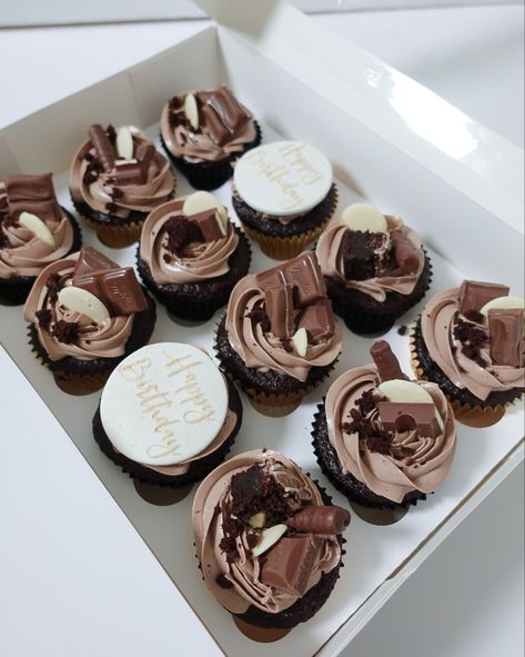 Aesthetic Cupcakes Chocolate, Cupcakes For Guys Birthday, Men’s Birthday Cupcake Ideas, Simple Chocolate Cupcake Designs, 80 Birthday Cupcakes, Cupcakes Decoration Chocolate, Cupcake Decoration For Men, Husband Birthday Cupcakes, 21st Cupcakes For Guys